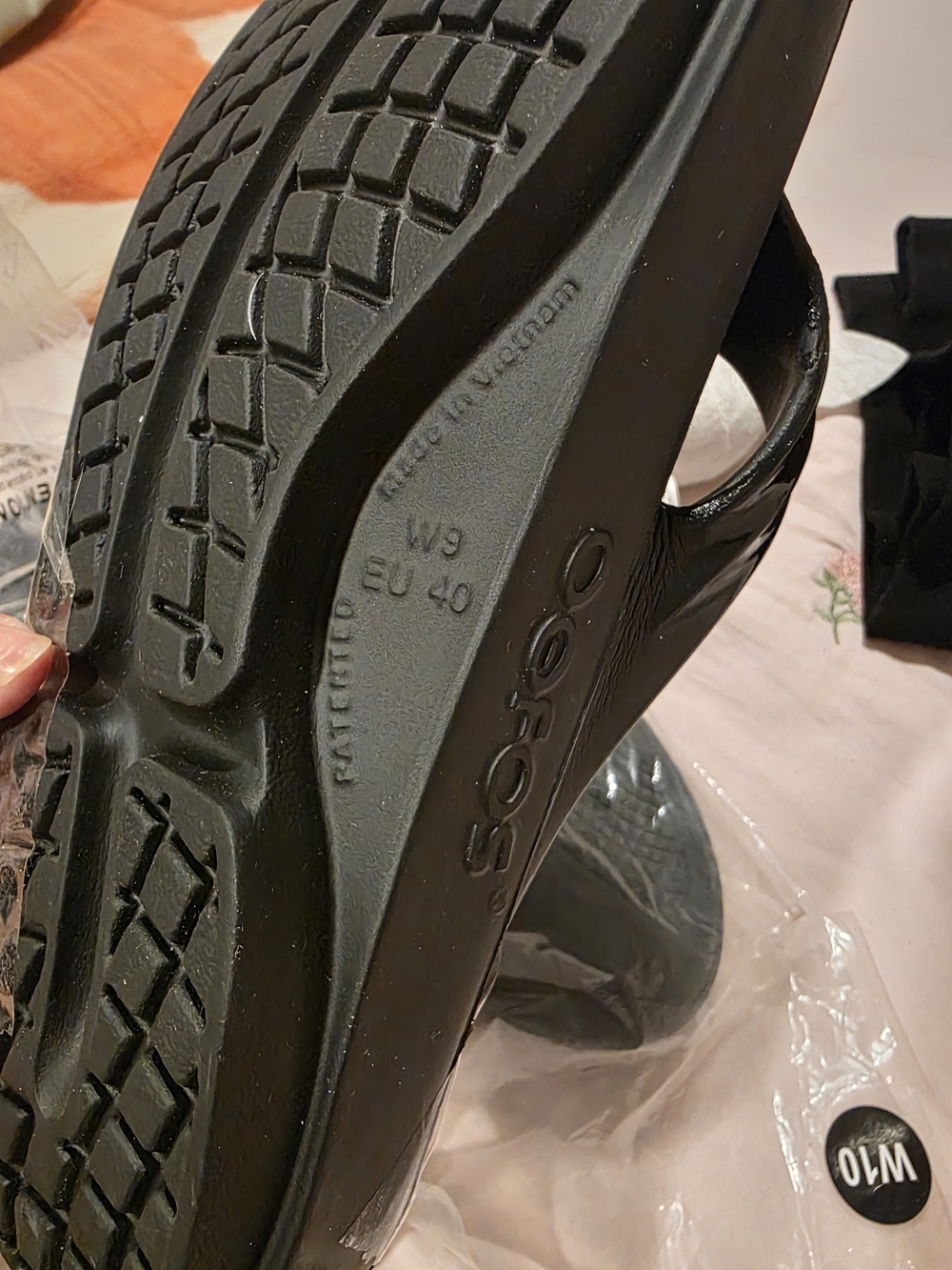 OOFOS Black Recovery Flip Flops - Slip-On Comfort - Picture 3 of 5
